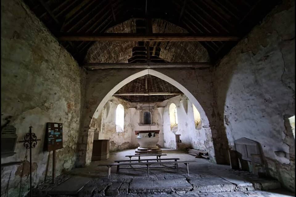Une belle voûte à l'intérieur et même des fresques médiévales